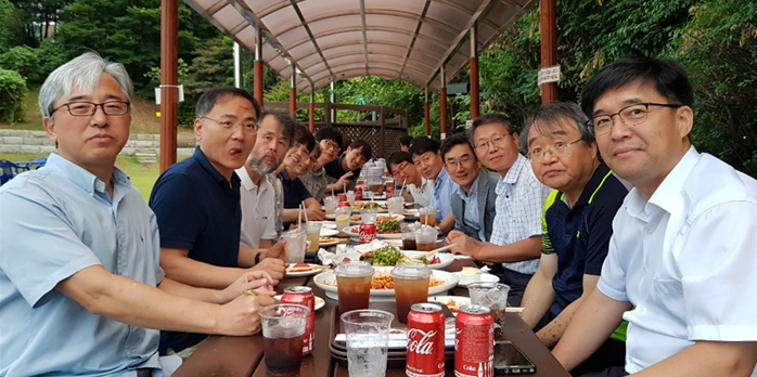 호암교수회관 야외식당 회식(2019)